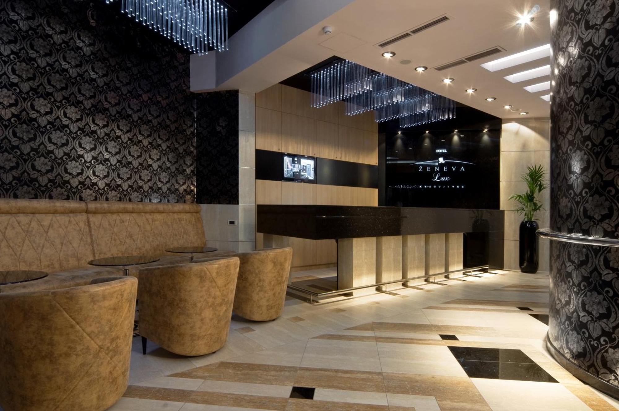 Hotel Zeneva Lux Κραγκούγιεβατς Εξωτερικό φωτογραφία