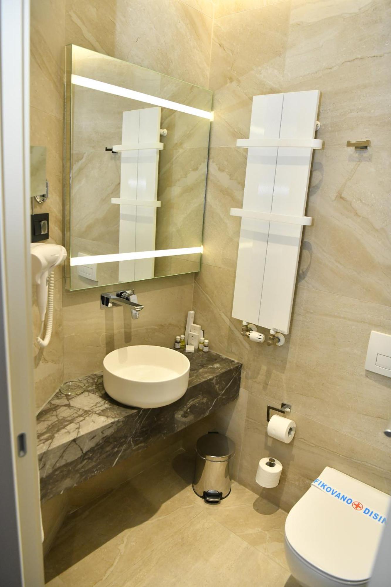 Hotel Zeneva Lux Κραγκούγιεβατς Εξωτερικό φωτογραφία