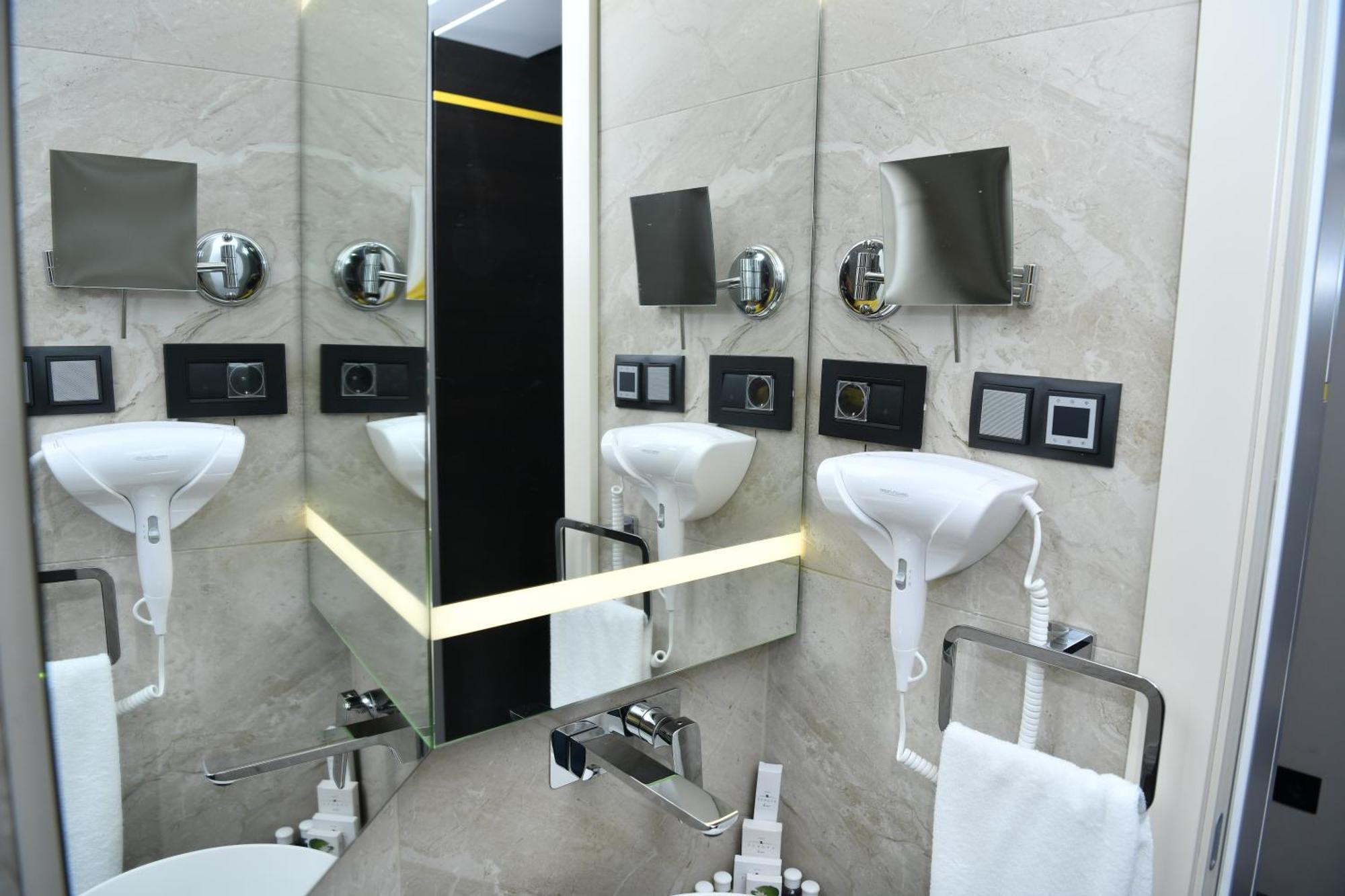Hotel Zeneva Lux Κραγκούγιεβατς Εξωτερικό φωτογραφία