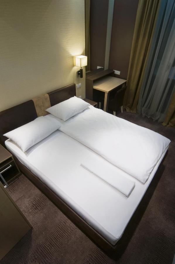 Hotel Zeneva Lux Κραγκούγιεβατς Εξωτερικό φωτογραφία
